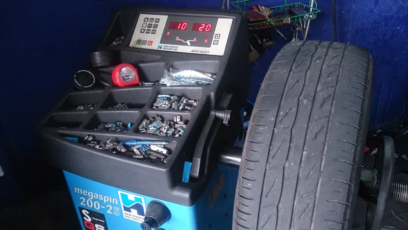 Equilibratrice digitale in funzione per bilanciamento dinamico ruote auto e moto
